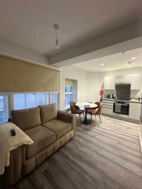 Liverpool City Escape - Modern 1-Bed with Sofa Bed, Sleeps 4 - Perfect for Families & Friends